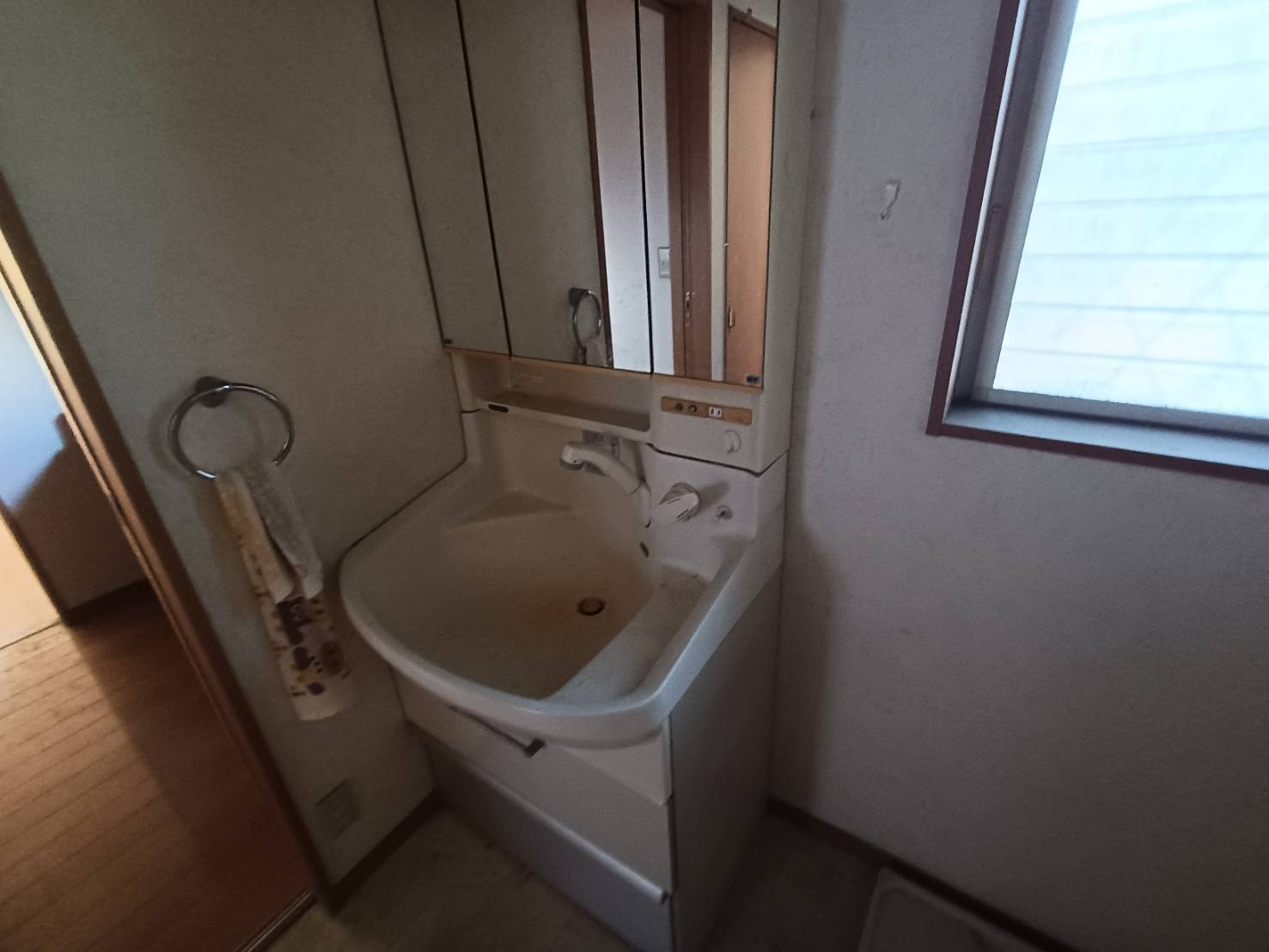 西条市朔日市882-72　中古住宅の洗面所