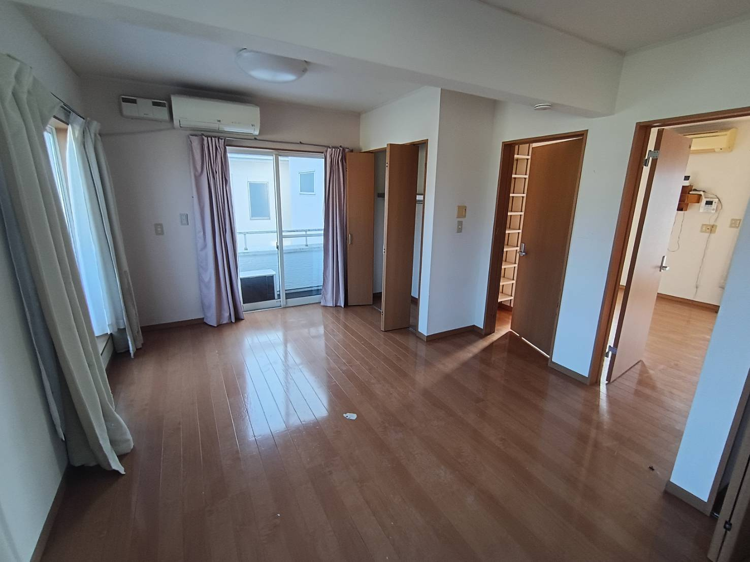 西条市朔日市882-72　中古住宅の洋室