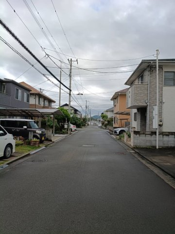 西条市朔日市882-72　中古住宅の前面道路含む現地写真