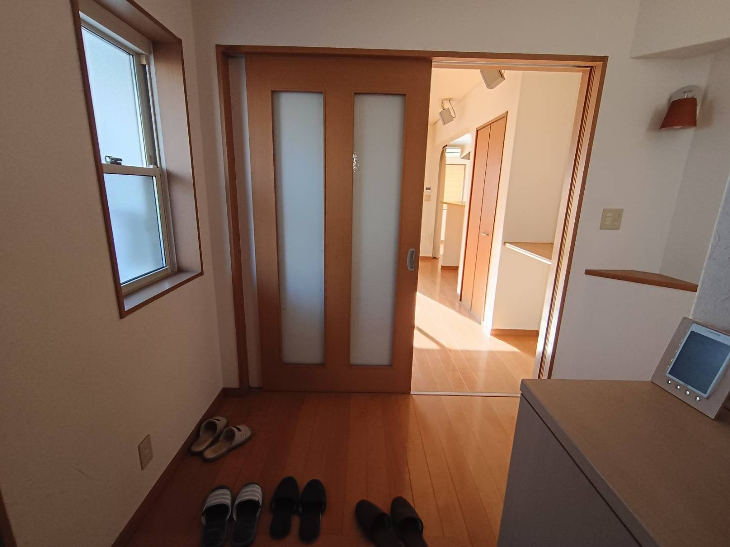 西条市朔日市882-72　中古住宅の玄関