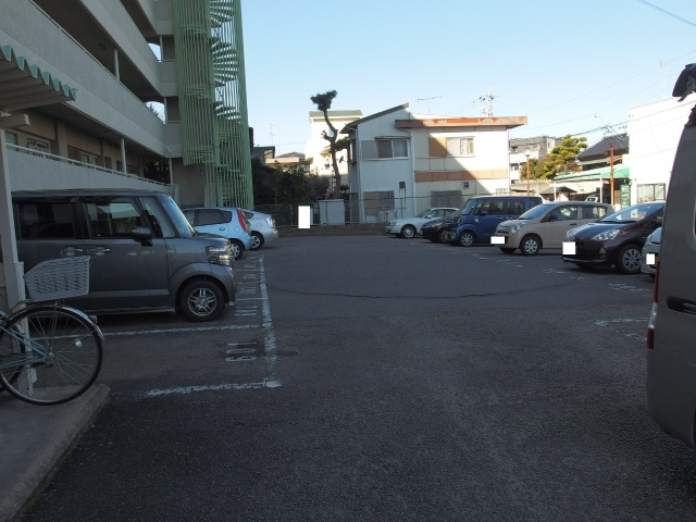 サンシティ八帖の駐車場