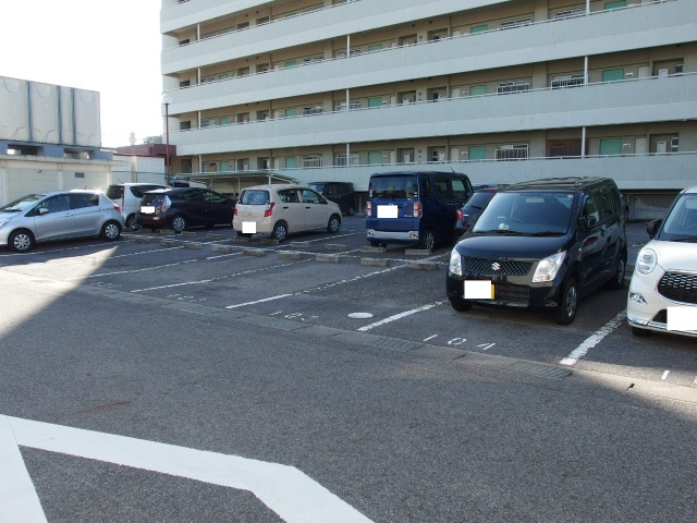 サンシティ八帖の駐車場