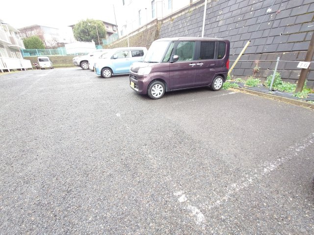 ヒルサイドハイツⅠの駐車場