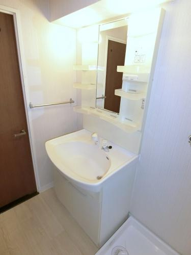 センチュリー中央の洗面所|明るい洗面所です