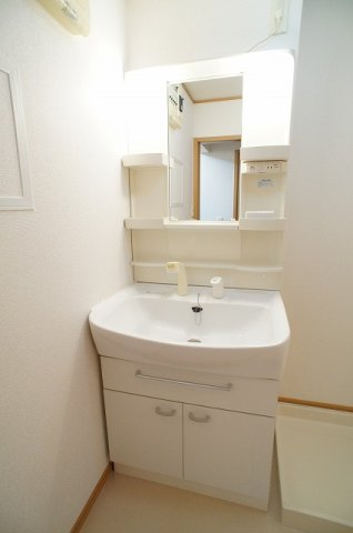 イーリスの洗面所|ゆったりとスペースのある洗面所