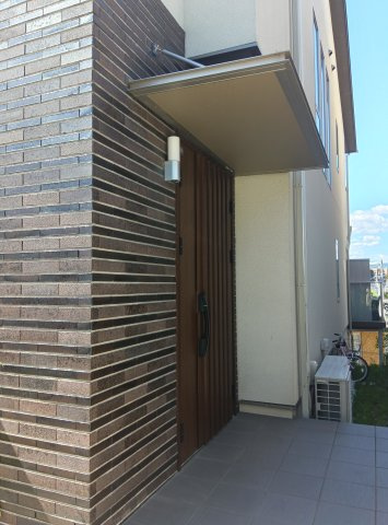 上甲東園3丁目　戸建の玄関|玄関は道路に面しておりませんのでお子様の飛び出しも安心です。