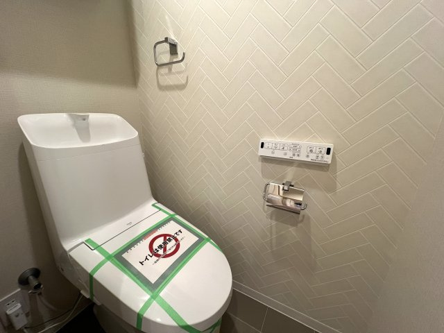 見たまんまの引き渡し。つまり家具付きマンション。横浜駅が最寄りよ。【サングレイス横浜駅東】リノベーションのトイレ|シンプルで使いやすいトイレです