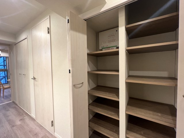 見たまんまの引き渡し。つまり家具付きマンション。横浜駅が最寄りよ。【サングレイス横浜駅東】リノベーションの収納|大きなものも収納できそうです