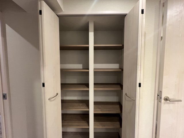 見たまんまの引き渡し。つまり家具付きマンション。横浜駅が最寄りよ。【サングレイス横浜駅東】リノベーションの収納|シューズボックスです