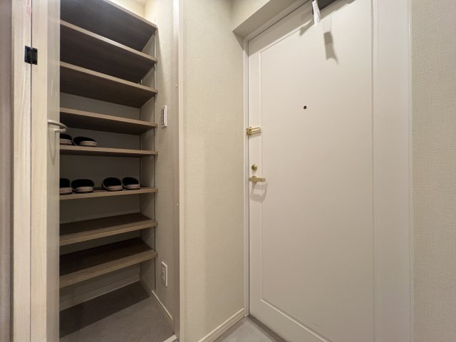 見たまんまの引き渡し。つまり家具付きマンション。横浜駅が最寄りよ。【サングレイス横浜駅東】リノベーションの収納|たっぷりとした収納スペースです