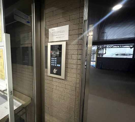 見たまんまの引き渡し。つまり家具付きマンション。横浜駅が最寄りよ。【サングレイス横浜駅東】リノベーションのエントランス|清潔なエントランスです