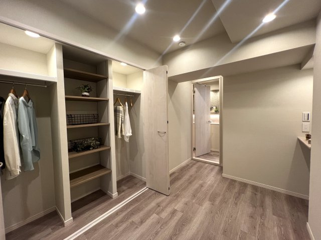 見たまんまの引き渡し。つまり家具付きマンション。横浜駅が最寄りよ。【サングレイス横浜駅東】リノベーションの洋室|ゆったりした洋室です