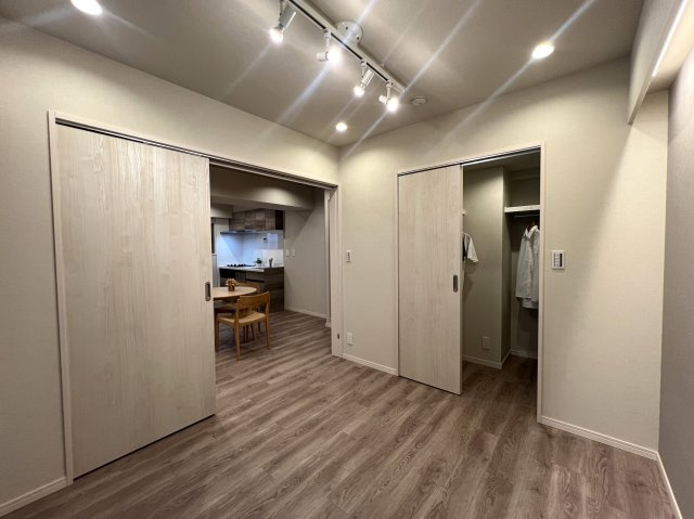 見たまんまの引き渡し。つまり家具付きマンション。横浜駅が最寄りよ。【サングレイス横浜駅東】リノベーションの洋室|洋室です