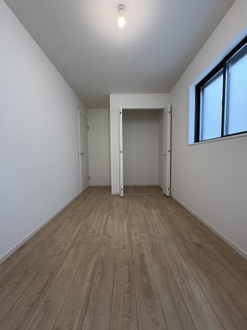 KUGENUMA ― 外シャワーと床暖房で、四季を楽しむ家 ―の洋室