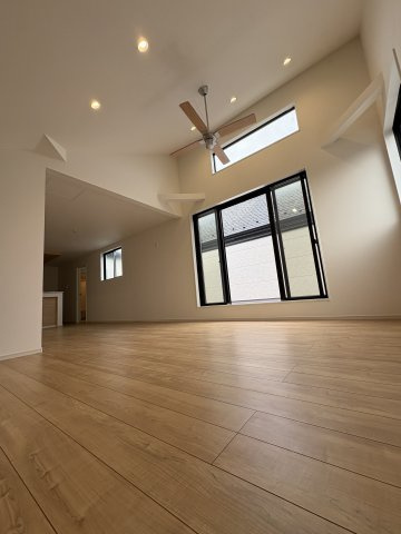 KUGENUMA ― 外シャワーと床暖房で、四季を楽しむ家 ―の居間・リビング