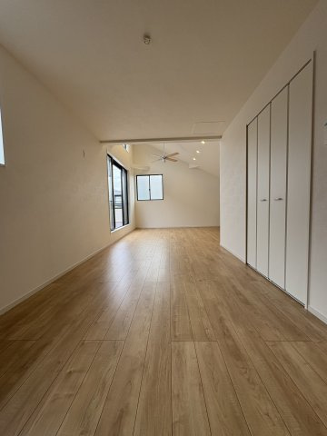 KUGENUMA ― 外シャワーと床暖房で、四季を楽しむ家 ―の居間・リビング