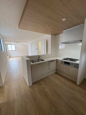 KUGENUMA ― 外シャワーと床暖房で、四季を楽しむ家 ―のキッチン