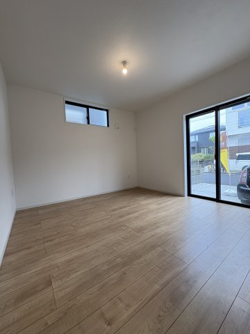 KUGENUMA ― 外シャワーと床暖房で、四季を楽しむ家 ―の洋室