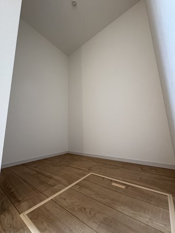 KUGENUMA ― 外シャワーと床暖房で、四季を楽しむ家 ―の洋室