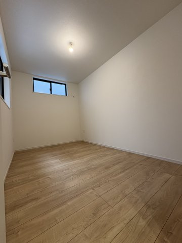 KUGENUMA ― 外シャワーと床暖房で、四季を楽しむ家 ―の洋室