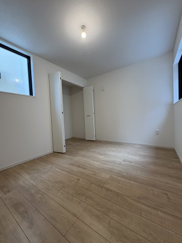 KUGENUMA ― 外シャワーと床暖房で、四季を楽しむ家 ―の洋室