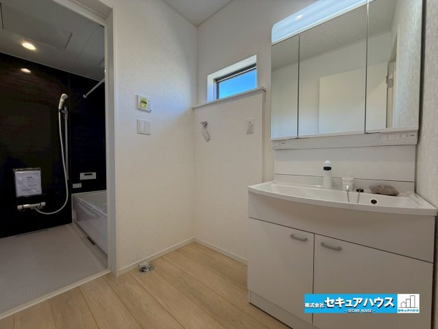 【同施工物件ご案内可能】愛知郡東郷町大字和合字知々釜　全3棟の内観：施工例|【玄関イメージ】
◆光が差し込み明るいです。気分も晴れやかになりますね。
◆玄関には、収納力のあるシューズボックスがございます。玄関まわりがすっきり片付きます。　