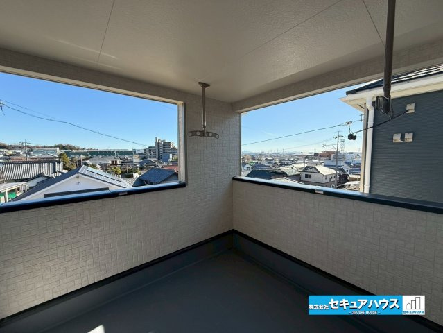 【同施工物件ご案内可能】愛知郡東郷町大字和合字知々釜　全3棟の内観：施工例|【高機能トイレイメージ】
◆高機能トイレの多くは便器のフタの開閉が自動であり、使用後に手動で水を流す面倒もなく非常に便利です。スタイリッシュな見た目で、お掃除しやすく、節水効果が高いです。