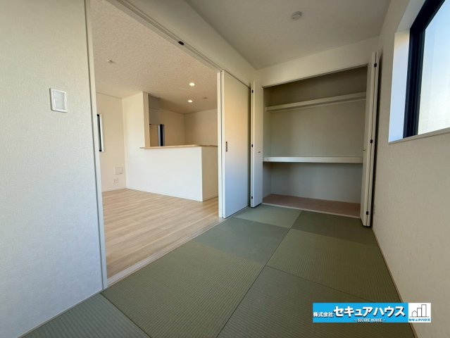 【同施工物件ご案内可能】愛知郡東郷町大字和合字知々釜　全3棟の内観：施工例|【洋室イメージ】
◆広々とした居住空間は日々の暮らしを彩り、心のやすらぎと満足感を与えてくれます。通風と採光を考慮した設計は子供たちはのびのび育ち、家族でくつろぎと団らんを生み出します。