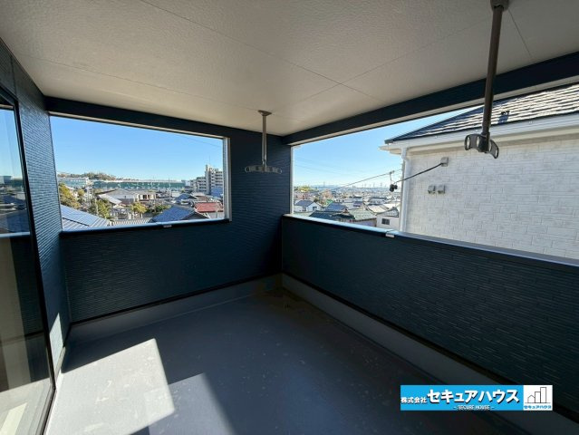 【同施工物件ご案内可能】愛知郡東郷町大字和合字知々釜　全3棟の内観：施工例|【高機能トイレイメージ】
◆高機能トイレの多くは便器のフタの開閉が自動であり、使用後に手動で水を流す面倒もなく非常に便利です。スタイリッシュな見た目で、お掃除しやすく、節水効果が高いです。