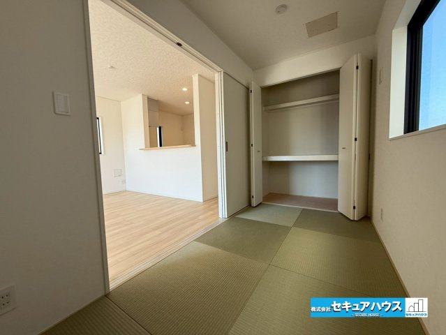 【同施工物件ご案内可能】愛知郡東郷町大字和合字知々釜　全3棟の内観：施工例|【洋室イメージ】
◆広々とした居住空間は日々の暮らしを彩り、心のやすらぎと満足感を与えてくれます。通風と採光を考慮した設計は子供たちはのびのび育ち、家族でくつろぎと団らんを生み出します。