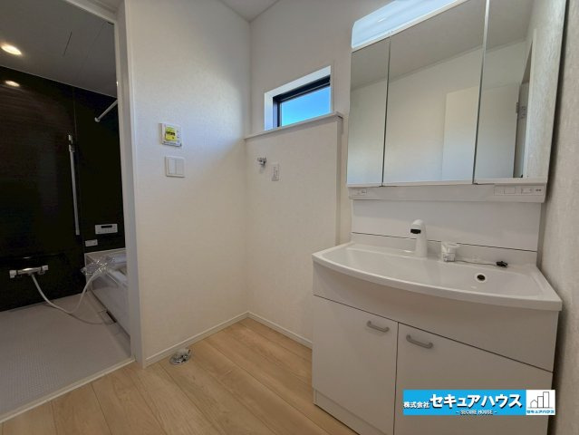 【同施工物件ご案内可能】愛知郡東郷町大字和合字知々釜　全3棟の内観：施工例|【玄関イメージ】
◆光が差し込み明るいです。気分も晴れやかになりますね。
◆玄関には、収納力のあるシューズボックスがございます。玄関まわりがすっきり片付きます。　