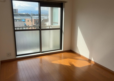 【洋室】 | ダイアパレス淵野辺 | 洋室のメリットは重い家具が置きやすく、身の回りが整理しやすいことです。 床がフローリングのため畳とは異なり凹みにくいです。 クローゼットなど収納が豊富で、普段使わない旅行カバンや服の整頓も簡単にです。