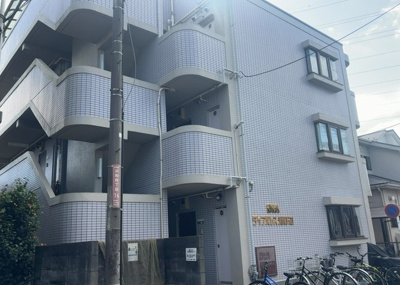 【外観】 | ダイアパレス淵野辺 | 外観はマンション管理がされているかの目安になります。築年数が古いと、壁面は劣化してひび割れが生じることも！建物が古びていても細かいところが修繕されていると、きちんと管理されているなぁと感じるでしょう。