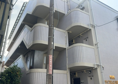 【駐車場】 | ダイアパレス淵野辺 | 車一台あたりに必要なスペースは、標準サイズの普通自動車で横幅2m50cm、長さ5mは必要になります。ただし、乗降のことも考慮して横幅3m30cm、長さ5m50cmほどは確保できるところを選びましょう。