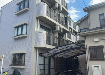 【中庭】 | ダイアパレス淵野辺 | 中庭（パティオ）とは、一つの建築物の内部に設けられた、壁などで囲われている庭のことを指します。コの字型、ロの字型が主流ですが、L字型の中庭もあります。最近では、インテリア性の高さからも人気があります。