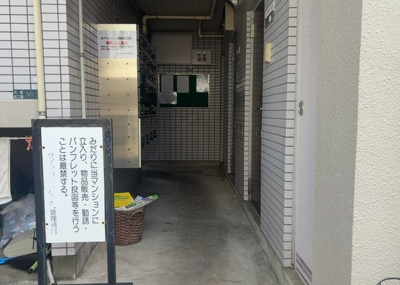 【ロビー】 | ダイアパレス淵野辺 | ラウンジは、マンションの共用スペースに椅子やテーブルなどを配置した利用者が寛げる空間です。屋内型ラウンジと屋外型ラウンジがあります。共用部分の管理状況と合わせて、詳細については現地でご確認ください。