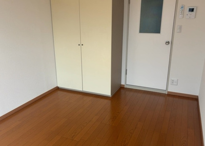 【居間・リビング】 | ダイアパレス淵野辺 | 直線タイプはLとDKを一直線に並べた形で対面キッチンのタイプです。一般的なのでよく見かけるかもしれません。直線タイプに似た直接アイランドタイプは、キッチンとダイニングの間に壁がない分広く感じられます。