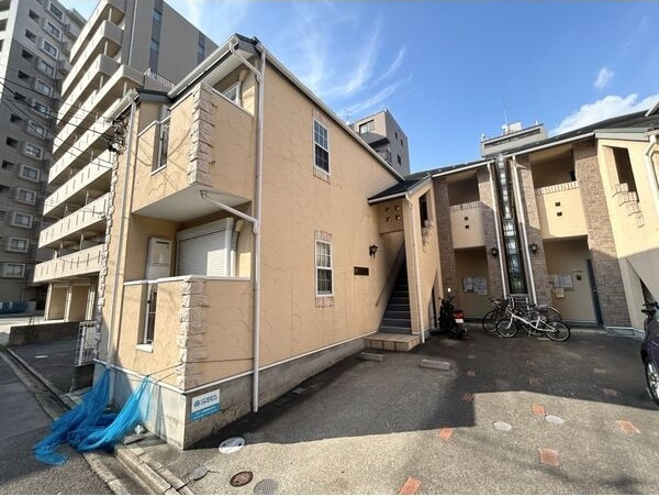 シャムロック熱田W棟の駐車場