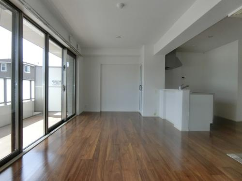 ムーンコート梅満の居間・リビング|こちらの居間で趣味の時間をお楽しみください