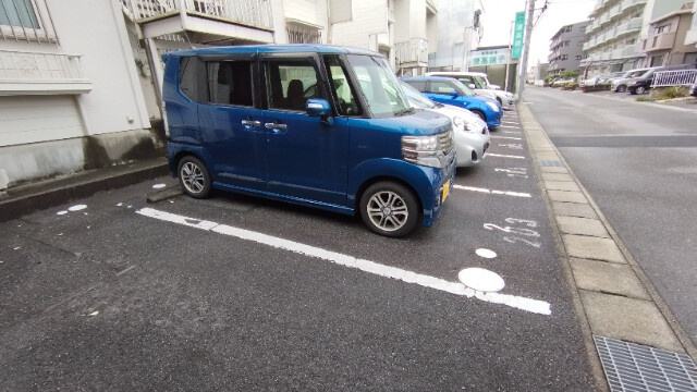 ロイヤルメゾンの駐車場