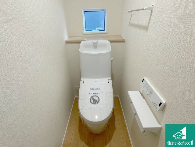 近江八幡市桜宮町　第1期　新築一戸建てのトイレ|1・2階の2ヶ所にあるので、朝の忙しい時間の順番待ちもなく、深夜の利用にも大変便利です。