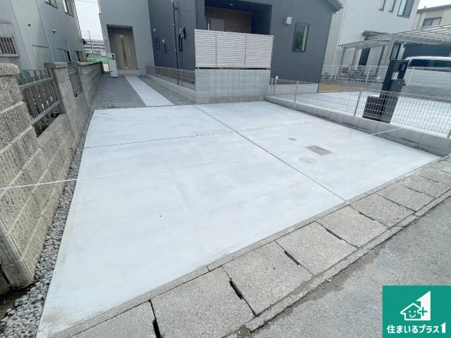 近江八幡市桜宮町　第1期　新築一戸建ての駐車場|並列２台駐車可能！ゆとりの駐車スペースで車庫入れもスムーズ！