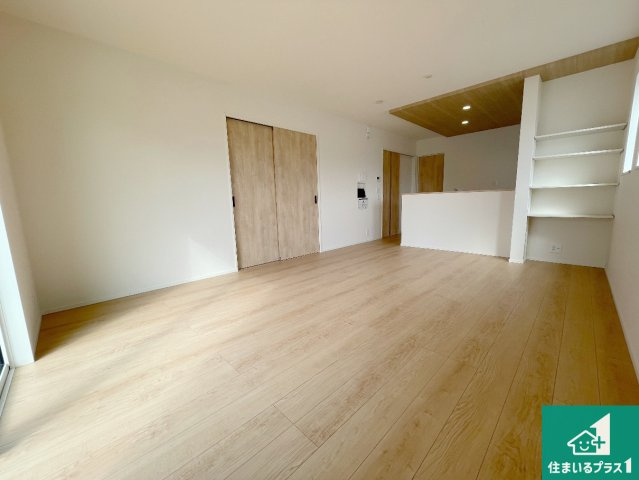 近江八幡市桜宮町　第1期　新築一戸建ての居間・リビング|日当たり良好の明るいリビングで朝の目覚めもスッキリできそう！対面キッチンでご家族のコミュニケーションも自然と増える設計！小さなお子様が遊ぶスペースを作っても広々とくつろげるLDK！