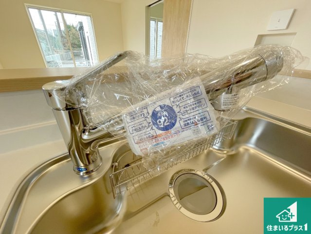 近江八幡市桜宮町　第1期　新築一戸建ての設備|浄水器を内蔵！炊飯時、お茶を作る時に安心してお水を使えます！お湯と冷水、浄水と原水、シャワーの切替えもワンタッチです！