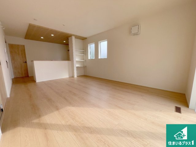 近江八幡市桜宮町　第1期　新築一戸建ての居間・リビング|シンプルなリビングは、観葉植物等のインテリアを楽しめますね！パパ好みにも、ママ好みにも家具次第で雰囲気を変えることができます！