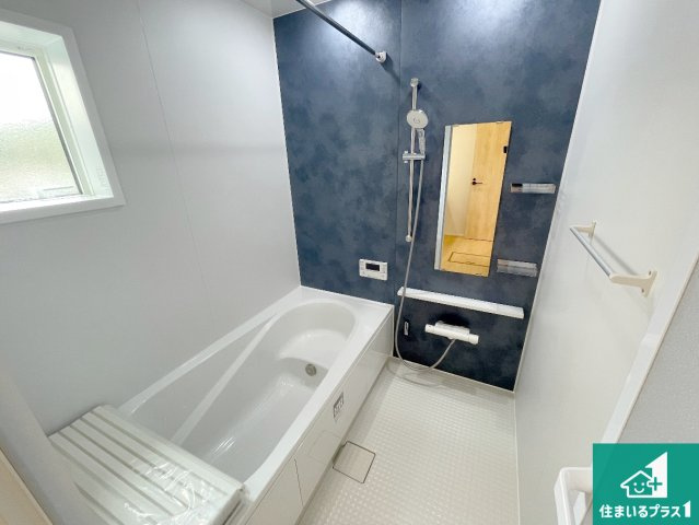 近江八幡市桜宮町　第1期　新築一戸建ての浴室|足をゆったり伸ばして寛げる浴槽です。窓が設けられていますので差し込む光が明るく穏やかな雰囲気にしてくれます♪浴室乾燥機も設置しているので、雨の日の洗濯物も安心です♪