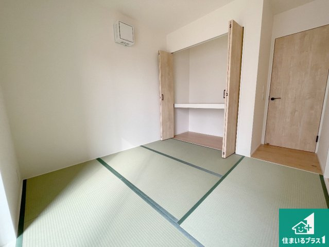 近江八幡市桜宮町　第1期　新築一戸建ての和室|一室あると便利な和室は客間としてだけでなく、小さなお子様のプレイルームや食後のくつろぎスペースとしてもご利用いただけます。収納もついていますので大活躍間違いなし！