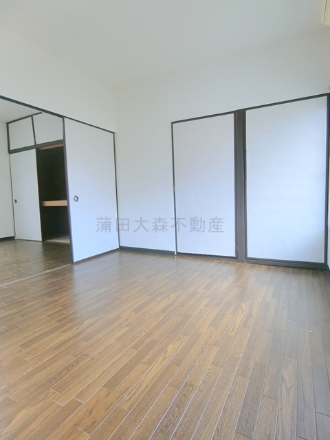 東馬込戸建の居間・リビング|2階階段側の洋室