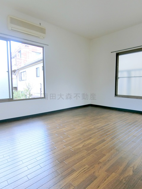 東馬込戸建の居間・リビング|2階階段側の洋室