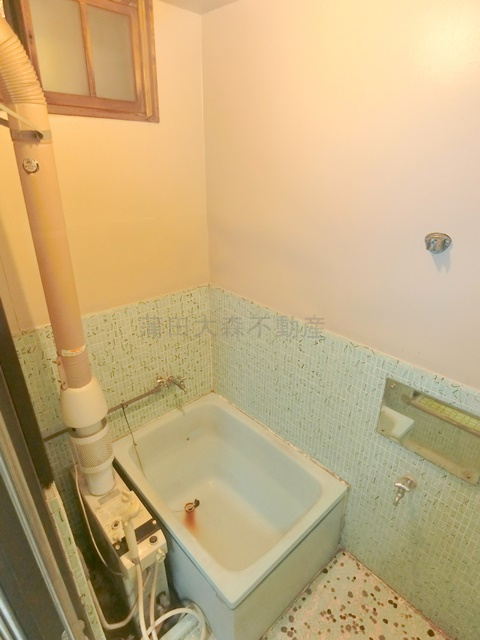 東馬込戸建の浴室|窓の付いてるお風呂
